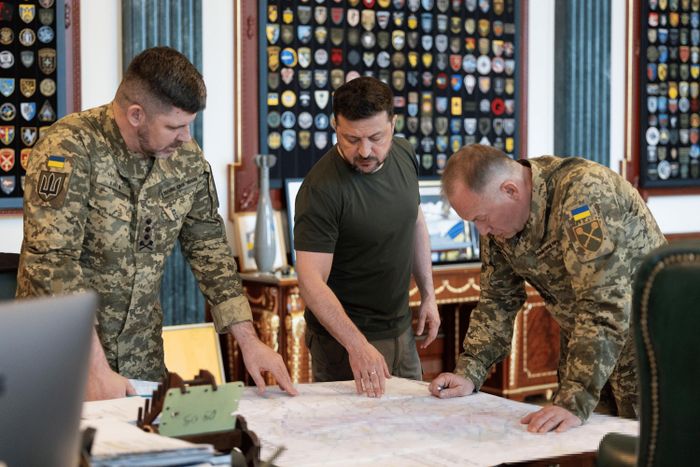  Tổng thống Ukraine Volodymyr Zelensky (giữa) làm việc với quân đội Ukraine. Ảnh: X/@ZelenskyyUa 