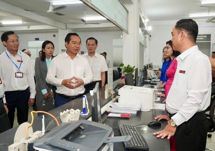 Phân cấp, phân quyền luôn đi kèm yêu cầu kiểm soát quyền lực và trách nhiệm giải trình được xem là bài toán cốt lõi của quản trị hiện đại. Trong ảnh: Chủ tịch UBND TP.HCM Nguyễn Văn Được cùng đoàn công tác kiểm tra vận hành mô hình chính quyền hai cấp tại phường Dĩ An. Ảnh: THUẬN VĂN 