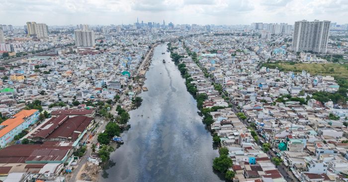  Đến năm 2030, TP.HCM phấn đấu di dời khoảng 20.000 căn nhà trên và ven sông, kênh, rạch nhằm chỉnh trang đô thị và cải thiện môi trường, góp phần tăng trưởng kinh tế một cách bền vững. Ảnh: THUẬN VĂN 