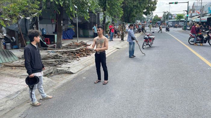 Hiện trường 2 nhóm hỗn chiến. Ảnh: CA 
