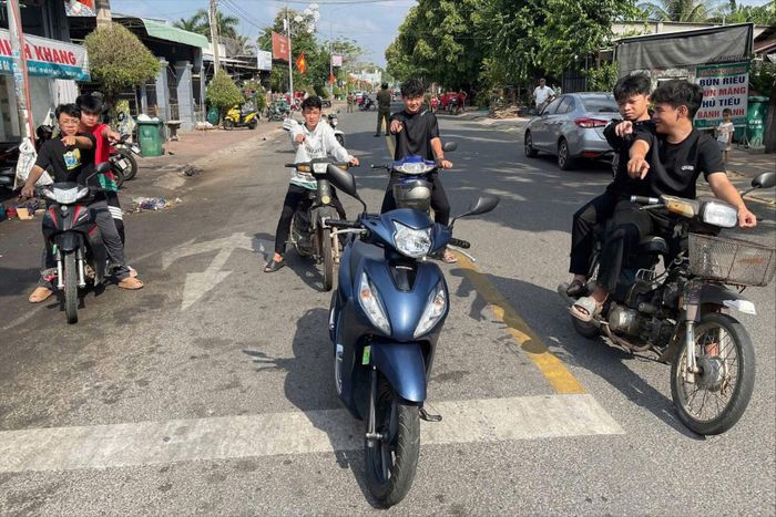  Công an thực nghiệm hiện trường khi hai nhóm hỗn chiến sau mâu thuẫn khi đá bóng. Ảnh: CA 