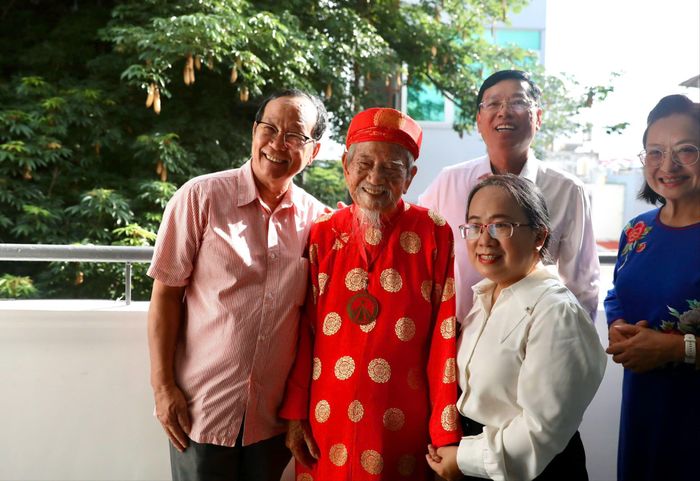  Nhà nghiên cứu Nguyễn Đình Tư trong niềm vui ngày nhận nhà mới. Ảnh: THANH THÙY 