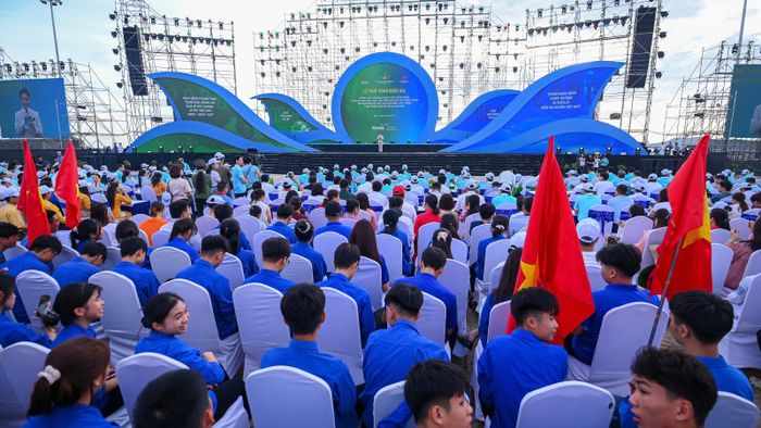  Đông đảo người dân tham gia Lễ Phát động Quốc gia Phong trào “Toàn dân chung tay bảo vệ môi trường, vì một Việt Nam xanh- sạch đẹp”. 