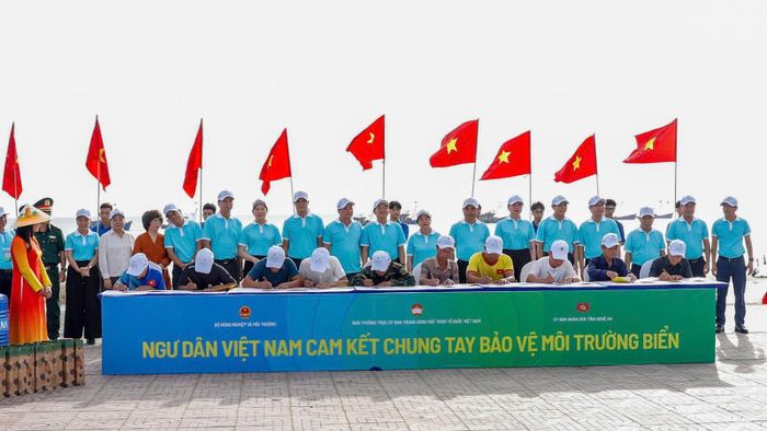  Các đại biểu chứng kiến ngư dân ký cam kết bảo vệ môi trường. 