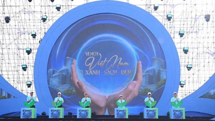 Các đại biểu thực hiện nghi thức phát động phong trào “Toàn dân chung tay bảo vệ môi trường, vì một Việt Nam xanh - sạch - đẹp” trên toàn quốc. 
