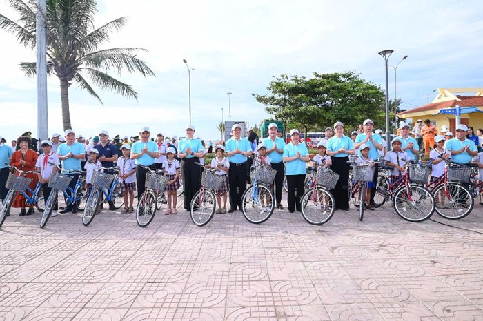  Lãnh đạo Đảng, Nhà nước, Chính phủ, các bộ, ngành Trung ương, tỉnh Nghệ An trao quà cho học sinh là con em của các ngư dân. 