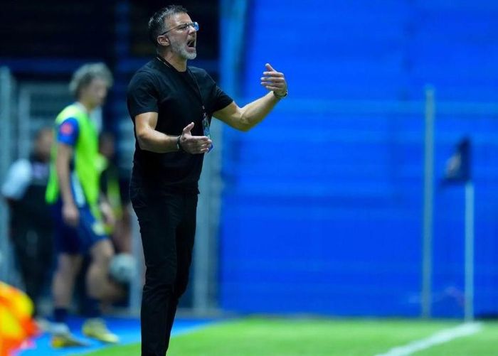  HLV Anthony Hudson của tuyển Thái Lan dính "những cơn gạch đá" từ Sarayuth Chaikumdee sau trận hòa thất vọng với Kuwait 2-2 đêm 5-6. Ảnh: FAT. 