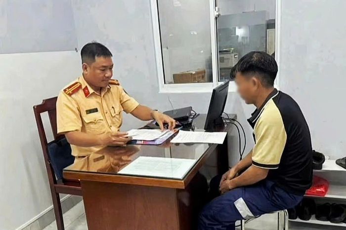  Tài xế làm việc tại cơ quan công an. Ảnh: CA 