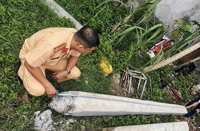  Hai cọc bê tông nặng khoảng 600 kg, mỗi cọc dài hơn 5 m. Ảnh: CA 