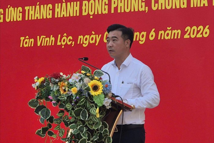  Ông Nguyễn Thành Nhân, Phó Bí thư Đảng ủy, Chủ tịch UBND xã Tân Vĩnh Lộc, Phó Trưởng Ban Chỉ đạo 26 xã phát biểu tại buổi lễ. Ảnh: PHẠM HẢI 