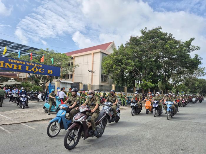  Công an xã, quân sự, an ninh cơ sở và các đoàn thể chuẩn bị tham gia đoàn diễu hành tuyên truyền phòng, chống ma túy trên các tuyến đường chính của địa phương. Ảnh: PHẠM HẢI 