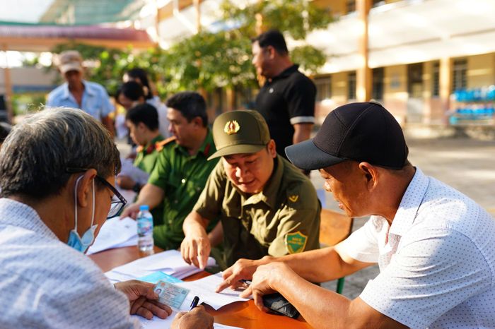  Đại diện các ban ngành, đoàn thể, trường học, chủ nhà trọ và người dân tham dự lễ phát động, thể hiện quyết tâm cùng địa phương đẩy lùi tội phạm và tệ nạn ma túy. Ảnh: PHẠM HẢI 