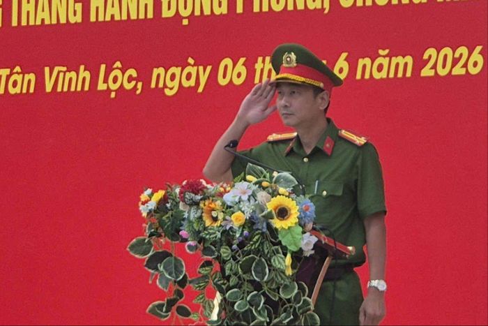  Thượng tá Vũ Hồng Dũng, Ủy viên Ban Thường vụ Đảng ủy xã, Trưởng Công an xã Tân Vĩnh Lộc phát biểu tại buổi lễ. Ảnh: PHẠM HẢI 