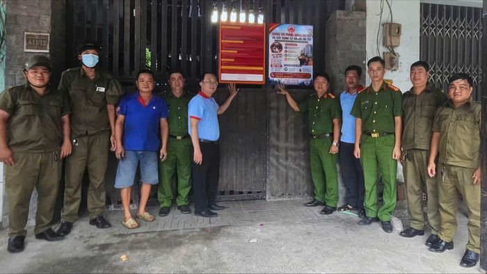  Các tổ công tác đến khu nhà trọ trên địa bàn xã để tuyên truyền, vận động chủ cơ sở ký cam kết không để phát sinh tội phạm và tệ nạn ma túy. Ảnh: PHẠM HẢI 