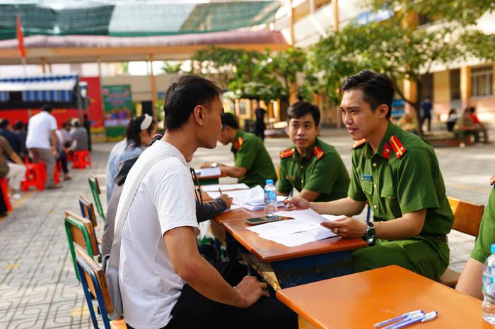  Công an xã tuyên truyền, vận động người dân tích cực tham gia phong trào toàn dân bảo vệ an ninh Tổ quốc và phòng, chống ma túy. Ảnh: PHẠM HẢI 