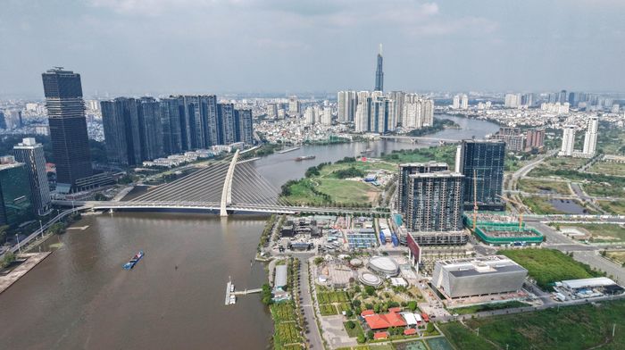  Chủ tịch UBND TP.HCM cho biết TP đang tập trung phát triển hạ tầng chiến lược để mở rộng không gian phát triển, tạo bước chuyển căn bản giúp TP.HCM thoát khỏi giới hạn về tăng trưởng hiện nay. Ảnh: THUẬN VĂN 