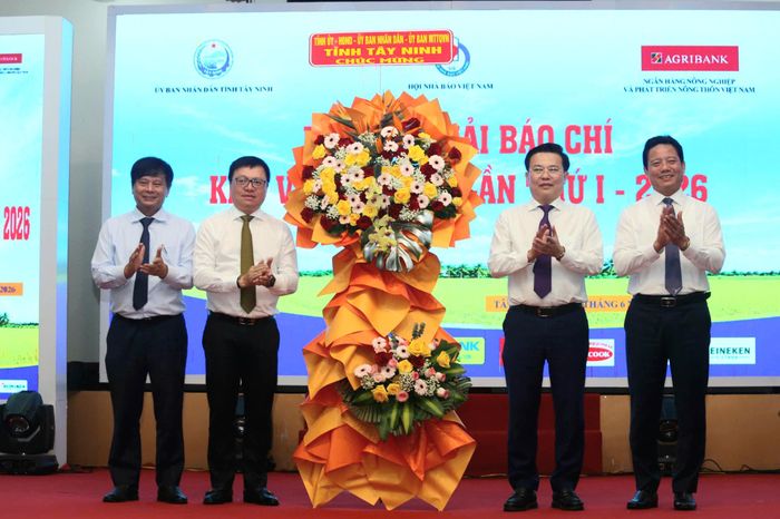 Lãnh đạo tỉnh Tây Ninh tặng hoa chúc mừng buổi lễ. Ảnh: HUỲNH DU