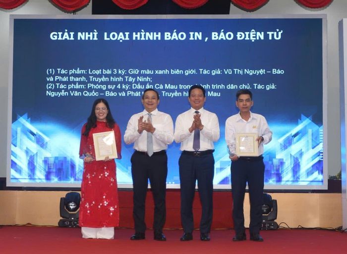 Ban Tổ chức trao giải nhì cho thể loại báo in và điện tử. Ảnh: HUỲNH DU