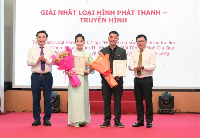 Ban Tổ chức trao giải nhất cho thể loại phát thanh - truyền hình. Ảnh: HUỲNH DU