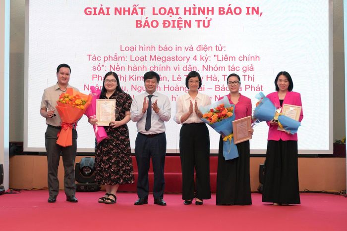 Ban Tổ chức trao giải nhất cho thể loại báo in và điện tử. Ảnh: HUỲNH DU