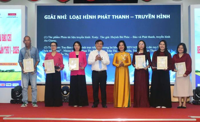 Ban Tổ chức trao giải nhì loại hình phát thanh - truyền hình. Ảnh: HUỲNH DU