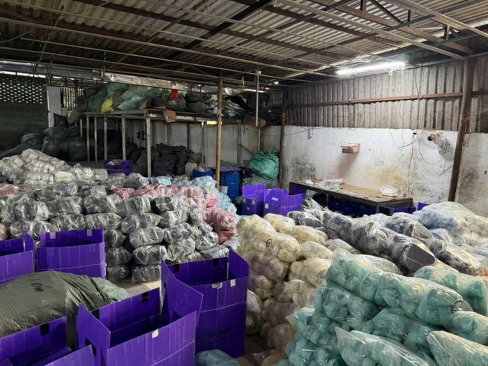 Cơ quan điều tra xác định đường dây sản xuất, buôn bán dép giả hoạt động từ giữa năm 2025 đến khi bị triệt phá. Ảnh: CA
