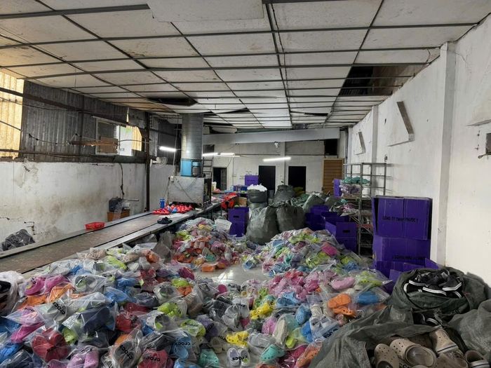 Hơn 23.000 đôi dép giả các nhãn hiệu nổi tiếng bị công an phát hiện, thu giữ trong chuyên án. Ảnh: CA