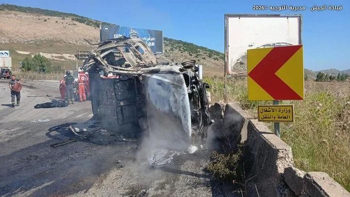  Hiện trường vụ xe quân sự Lebanon bị hỏa lực Israel tấn công. Ảnh: LỰC LƯỢNG VŨ TRANG LEBANON/X 
