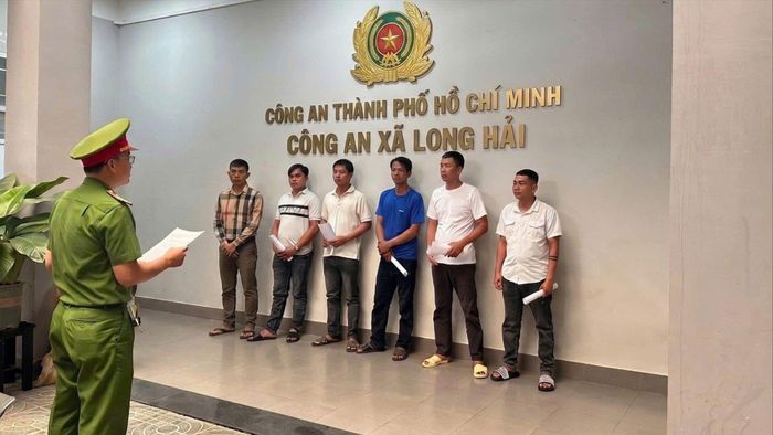 Tụ tập nhậu dưới lòng đường, 6 người bị bắt sau vụ hỗn chiến ở TP.HCM. Ảnh: CA