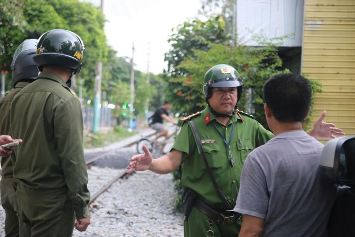  Trong quá trình tuần tra, lực lượng chức năng kết hợp tuyên truyền, vận động người dân nâng cao ý thức chấp hành các quy định về an toàn giao thông đường sắt. Ảnh: PHẠM HẢI 