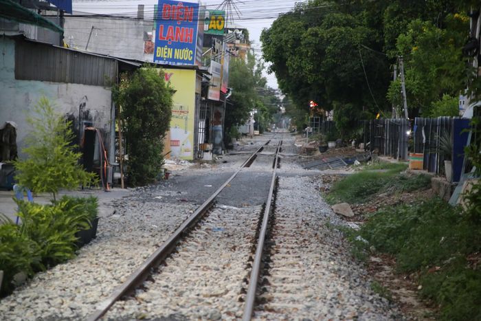  Qua nhiều đợt ra quân lập lại trật tự đô thị, tình trạng lấn chiếm hành lang an toàn đường sắt trên địa bàn phường Dĩ An đã có chuyển biến tích cực, góp phần bảo đảm mỹ quan đô thị và an toàn giao thông. Ảnh: PHẠM HẢI 