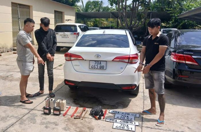  Các nghi phạm sử dụng xe ô tô 4 chỗ để đi trộm chó. Ảnh: CATN 