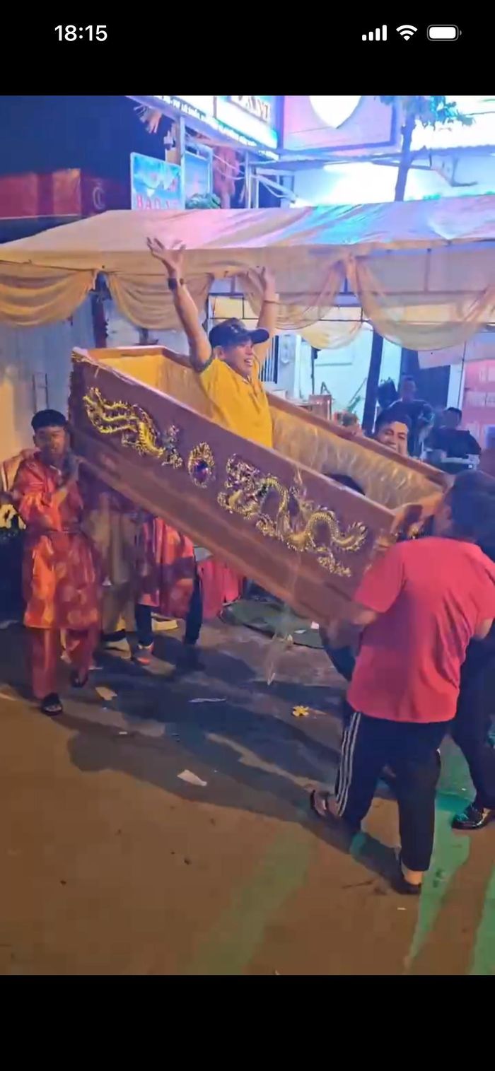 Nhóm người tổ chức tiệc, khiêng quan tài, nhảy múa trên nền nhạc lớn gây phản cảm.