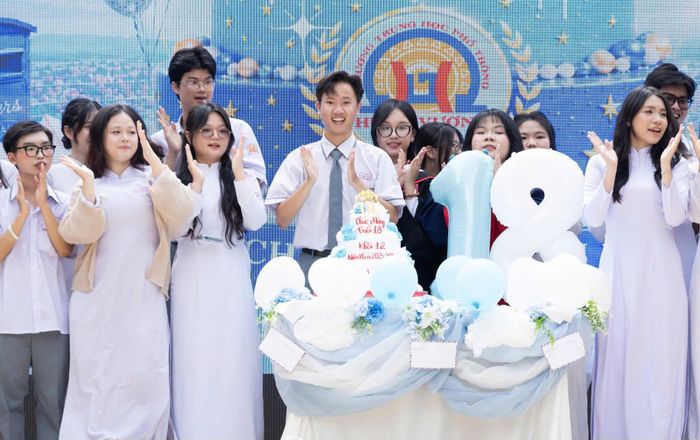 Học sinh Trường THPT Hùng Vương trong lễ tri ân và trưởng thành. Ảnh: NTCC