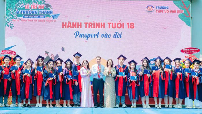 “Tấm hộ chiếu” được trao chính là giấy thông hành đầu tiên để các em tự tin bước vào tương lai. Ảnh: NTCC