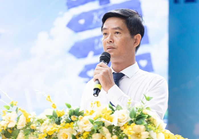 Thầy Nguyễn Anh Dũng, Hiệu trưởng Trường THPT Hùng Vương chia sẻ tại buổi lễ tri ân và trưởng thành. Ảnh: NTCC