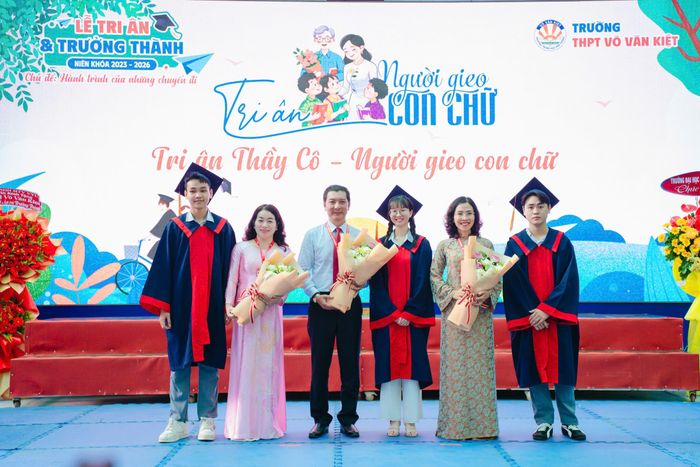 Học sinh lớp 12 Trường THPT Võ Văn Kiệt tặng hoa tri ân ban giám hiệu nhà trường. Ảnh: NTCC