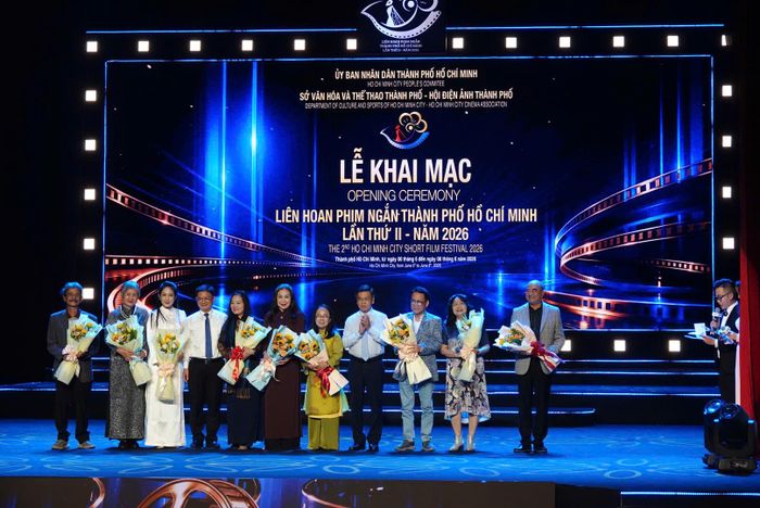  Đại diện Ban tổ chức tặng hoa tri ân Hội đồng giám khảo các vòng của Liên hoan. Ảnh: MẠNH HẢO 