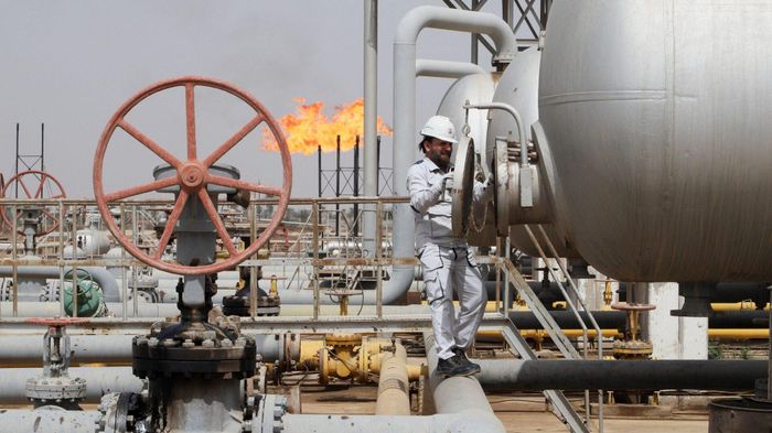  Một công nhân kiểm tra bể chứa tại mỏ dầu Nahr Bin Umar, phía bắc Basra, Iraq vào năm 2022. Ảnh: Reuters. 