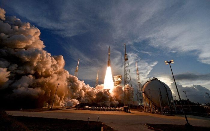  Tên lửa Atlas V của United Launch Alliance cất cánh mang theo các vệ tinh mạng internet Project Kuiper của Amazon từ Trạm Không gian Cape Canaveral ở Mỹ vào năm 2025. Ảnh: Reuters. 