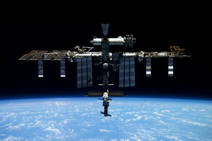  Trạm Vũ trụ quốc tế (ISS) được phi hành gia Nga chụp từ tàu vũ trụ Soyuz MS-19 vào tháng 4/2022. Ảnh: Roscosmos/ Reuters. 
