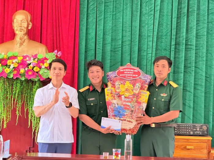  Đoàn công tác đã đến thăm, động viên và trao tặng quà cho cán bộ, chiến sĩ đang làm nhiệm vụ tại Đồn Biên phòng Nhơn Châu. Ảnh: BTC.