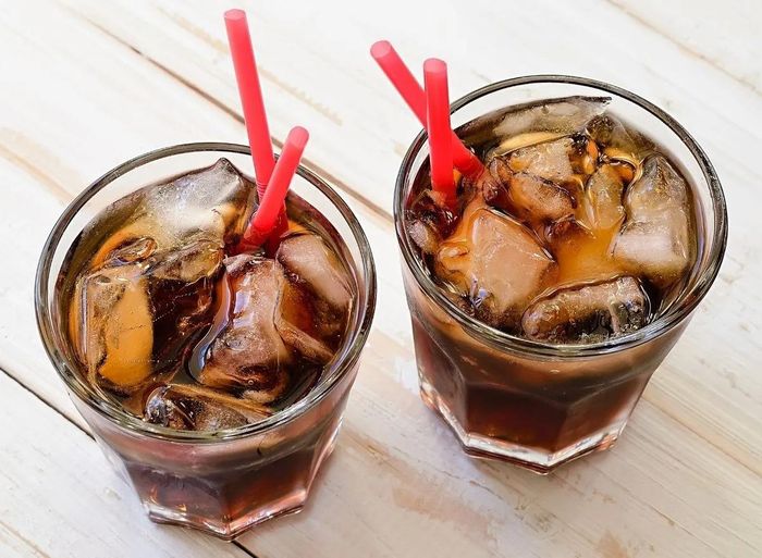  Một lon nước giải khát có đường 350 ml đã có thể vượt quá mức khuyến nghị về lượng đường được khuyến nghị. Ảnh minh họa: Shutterstock. 