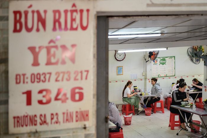  Nằm dọc theo kênh Nhiêu Lộc - Thị Nghè, quán có chỗ ngồi trong nhà và ngoài trời với bầu không khí sống động. "Khi Michelin vinh danh, điều khiến tôi hạnh phúc nhất không phải danh hiệu, mà là công sức 20 năm buôn bán của mẹ cuối cùng cũng được ghi nhận. Có lẽ chính sự bền bỉ và tình yêu nghề đã chạm đến Michelin", Duy Nghị nói. Thời gian tới, anh dự định nâng cấp không gian và mở thêm chi nhánh, nhưng vẫn giữ nguyên chất lượng món ăn. Ảnh: Hoài Bảo. 