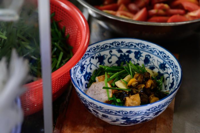  Vì không dám nghĩ đến Michelin, Duy Nghị cảm thấy tiếc nuối khi không kịp sắp xếp công việc để tham dự lễ trao giải tối ngày 4/6. Anh vẫn đang liên hệ với ban tổ chức Michelin để mang chứng nhận danh giá về treo tại quán. Hiện bún riêu Yến mở bán từ 6h đến 18h mỗi ngày, chuyên phục vụ bún riêu cua, canh bún, bún bò Huế, bánh đa cua và tàu hũ chiên giòn. Từ căn bếp nhỏ của người mẹ chỉ mong nấu những món ăn ngon cho gia đình, quán bún riêu đã ra đời. Tuy nhiên, những năm gần đây, khi sức khỏe mẹ yếu đi, Duy Nghị là người tiếp quản. Ảnh: Hoài Bảo. 