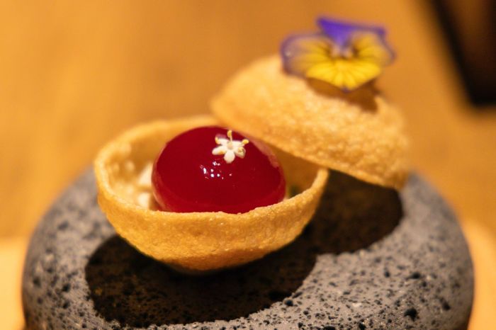  "Chúng tôi không áp lực từ danh hiệu, cũng chưa từng kỳ vọng đến một sao Michelin, vì đã hiểu rõ thực lực của nhà hàng. Bếp trưởng luôn nấu rau củ theo cách tôn trọng nguyên liệu. Tôi mong Tales By Chapter được nhớ đến là một nhà hàng tiên phong về ẩm thực bền vững, không phải đạt chuẩn Michelin. Chúng tôi làm điều này không phải vì giải thưởng. Cuối cùng, điều quan trọng nhất với nhà hàng vẫn là triết lý và việc giáo dục đội ngũ một cách cẩn trọng, bền bỉ", Quang Dũng bày tỏ. Ảnh: Phương Lâm.