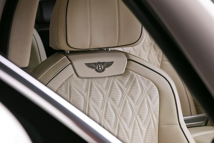  Với sự trở lại của biến thể Flying Spur S, số lượng kiểu ghế có sẵn tăng lên 5 phong cách, mỗi kiểu đều cần hơn 12 giờ chế tác thủ công bởi các chuyên gia của Bentley. 