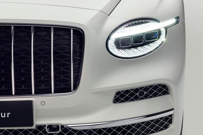  Theo Bentley, cảm hứng của thiết kế này đến từ ánh nhìn sắc lạnh của một loài mèo lớn đang tập trung vào con mồi, kết hợp với các chi tiết trang trí pha lê đặc trưng. 