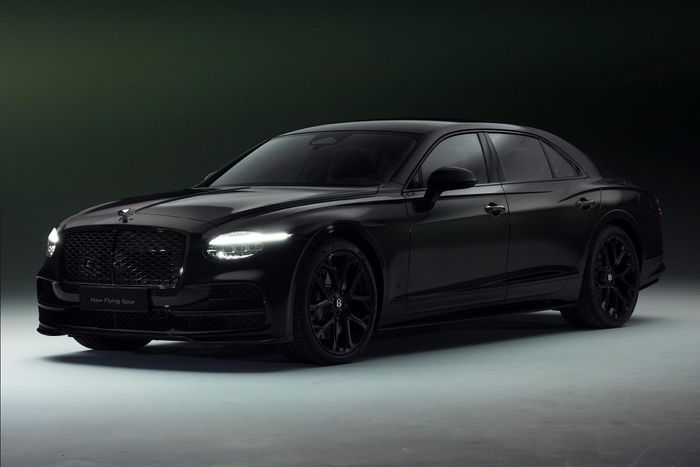  Thế hệ thứ tư cũng đánh dấu sự trở lại của biến thể Bentley Flying Spur S, bao gồm tùy chọn ngoại thất Blackline Specification với nhiều chi tiết sơn đen mạnh mẽ. 