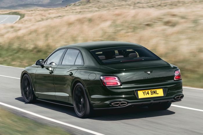  Flying Spur và Flying Spur Azure có khả năng tăng tốc từ 0 lên 100 km/h chỉ trong 3,8 giây. Con số này trên Bentley Flying Spur S giảm chỉ còn 3,7 giây. 